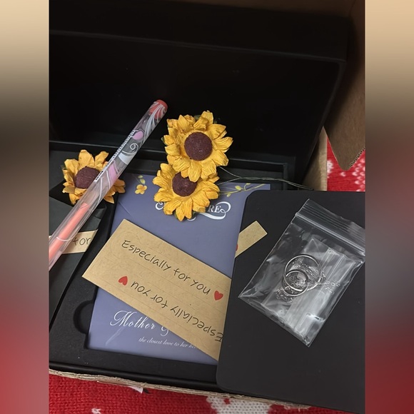 Gift basket bundle featuring MAC pigment eyeshadow - Picture 4 of 5